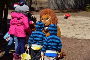 picture of kids with lion at Easter Egg Hunt